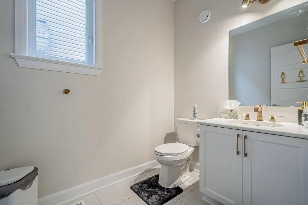 Villa King Beds, Jacuzzi, 18Mins D-Town & 7Mins Ottawa Airport