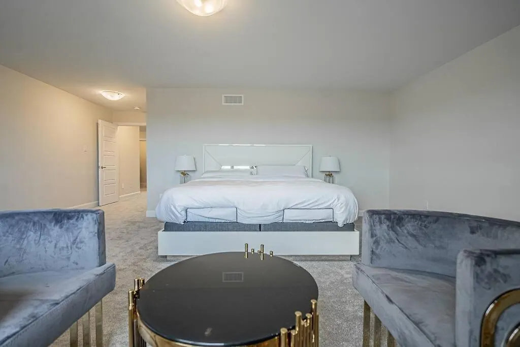 Villa King Beds, Jacuzzi, 18Mins D-Town & 7Mins Ottawa Airport