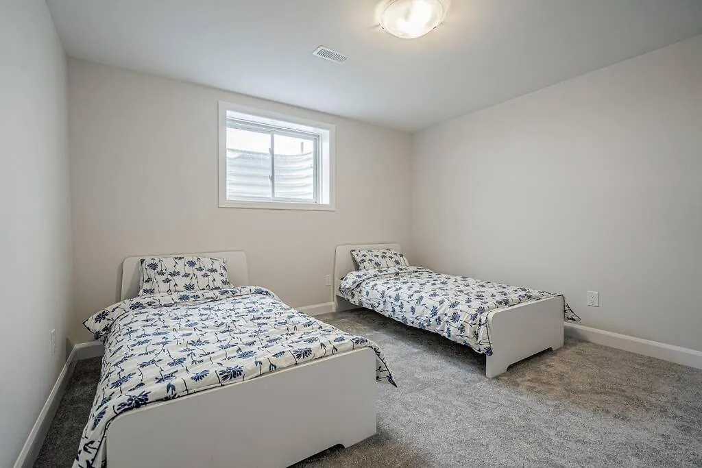 Villa King Beds, Jacuzzi, 18Mins D-Town & 7Mins Ottawa Airport