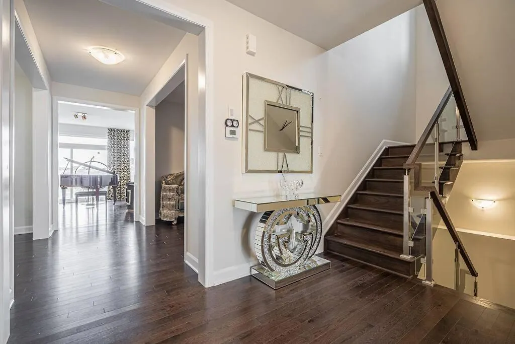 Villa King Beds, Jacuzzi, 18Mins D-Town & 7Mins Ottawa Airport