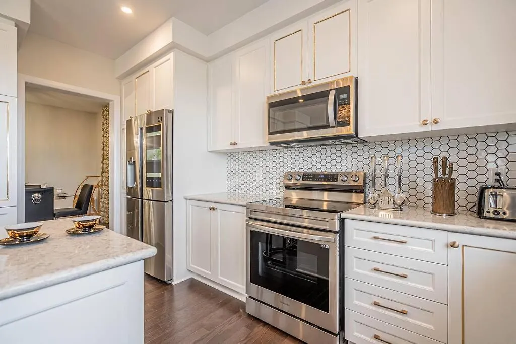 Villa King Beds, Jacuzzi, 18Mins D-Town & 7Mins Ottawa Airport